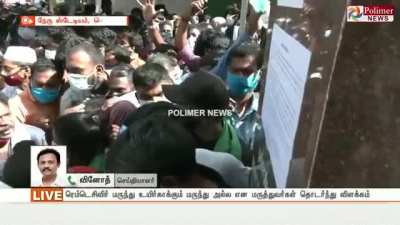 ரெம்டெசிவிர் மருந்து வாங்க ஒருவருக்கொருவர் முண்டியடித்துக் கொண்டு ஓடிய மக்கள்... கொரோனா பரவும் அபாயம்