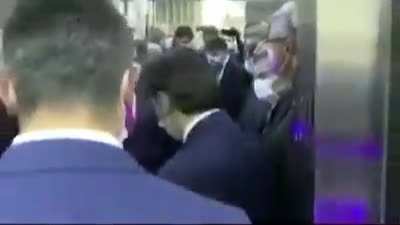 'Mesafenizi koruyun' diyen Sağlık Bakanı Koca, asans&ouml;re 10 kişiyle bineli birka&ccedil; saat oldu!!