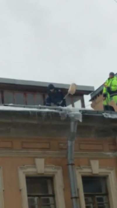 Technologies of the 21st century for knocking down icicles in St. Petersburg