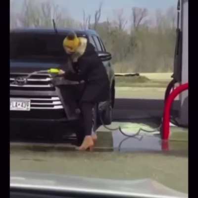 FUckinG teEnagERs rEfusE To heLp olD LAdy waSh HEr CaR