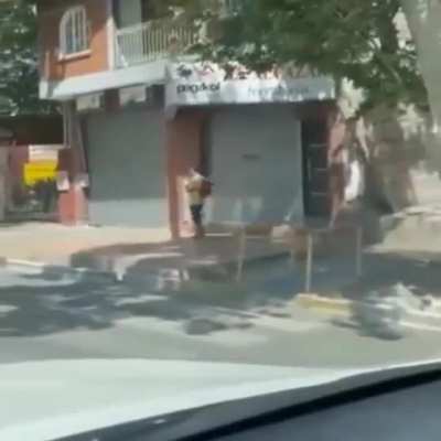 Escracharon a falso rengo mangueando plata en un semáforo
