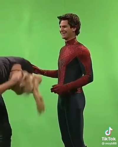 que hace spoderman