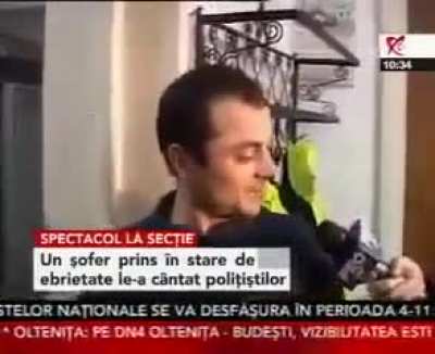 Dascăl rom&acirc;n transmiț&acirc;ndu-le elevilor și studenților care vor da examene online un &icirc;ndemn la corectitudine și onestitate (colorizat, cca 2020)