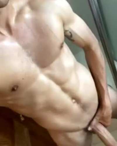 Tall guys have (m)ore trouble packing on muscle...but pack it on elsewhere 6'5