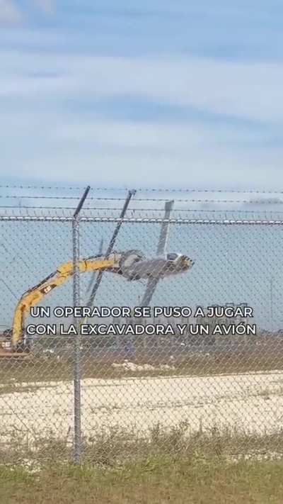 Mi patr&oacute;n: 
&iexcl;&iexcl;Ram&iacute;rez!! &iquest;Que no est&aacute; bastante grandecito para andar jugando a los avioncitos? 😡👷🏻&zwj;♂️