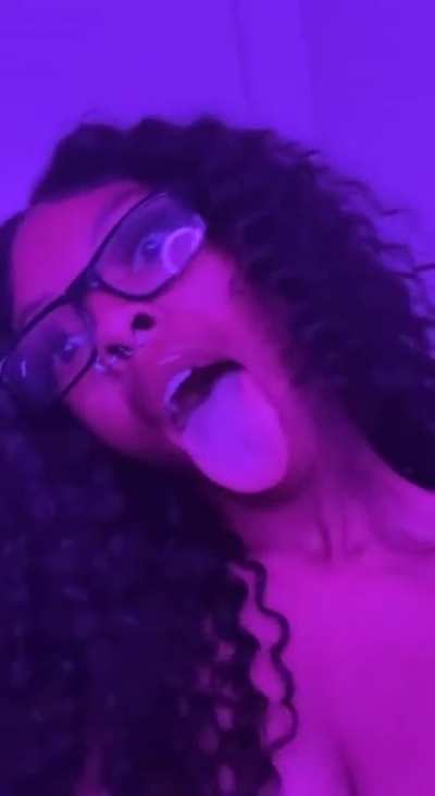 since she scamming ppl imma just post all her shit here.