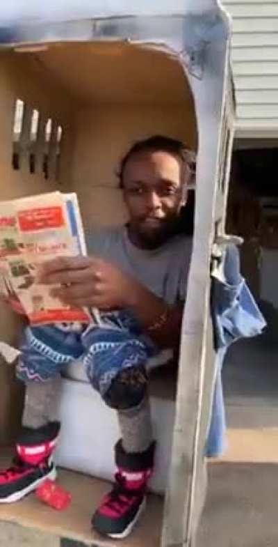 Dude made a toilet booth costume and dressed up as it