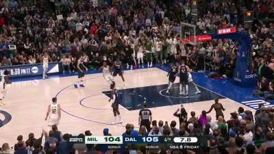 [Highlight] Milwaukee has a great ATO play to put Brook Lopez at the rim easily giving the Bucks the lead by 1