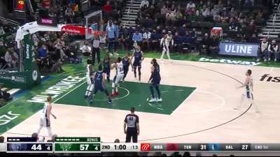 [Highlight] Giannis throws it off the backboard and slams it in!