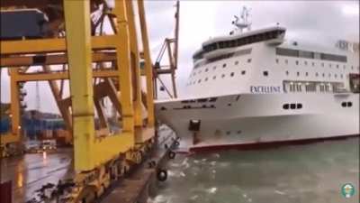 Cruise ship crashes into crane causing dock workers to flee&mdash; Barcelona 2018