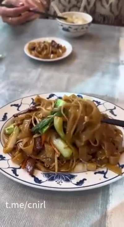 感受一下瑞士的物价，一碗炒河粉300多