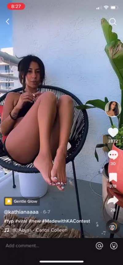 We don&rsquo;t see enough toes on here! Link to her media in comment