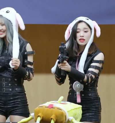 Gahyeon trying to work out how to hold a gun