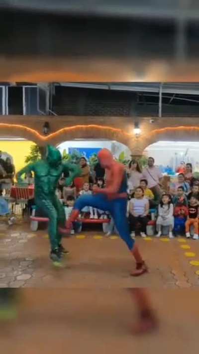 BATALHA &Eacute;PICA! ! ! Agiota-aranha(nosso her&oacute;i) VS caloteiro verde