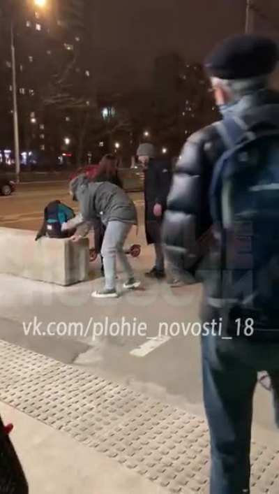 Московский бородач сначала жестоко избил парня на улице, а затем ударил в лицо его девушку, которая заступилась за любимого. Причина конфликта &mdash; пострадавший косо посмотрел на проходившего мимо агрессивного молодого человека.