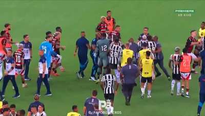 Cenas lament&aacute;veis no cl&aacute;ssico de Flamengo x Botafogo