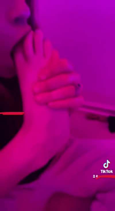 I love sucking my teen toes