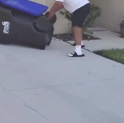 This guy captured an alligator with a trash can