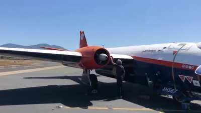 Cartridge start of Canberra...APU? Oh, my sweet summer child...let me show you a cartridge-start jet. The sound alone is worth it...