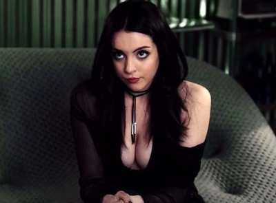 Liz Gillies 