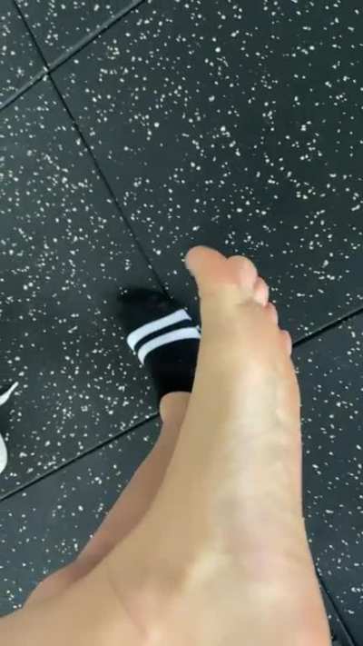 Freeing my smelly moist feet after a gym sesh ❤️ (had to rush so the other gym goers wouldn&rsquo;t catch me😳)