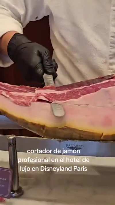 Cortador de jam&oacute;n profesional en el hotel de lujo de Disneyland Paris.