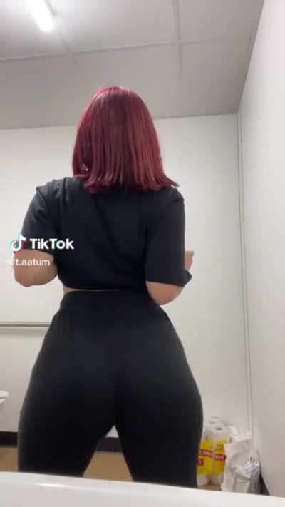 holy shit that ass is phat