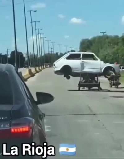 Imprudencia de un conductor, cargado con un 147 en el carrito se mandó con el semáforo en rojo