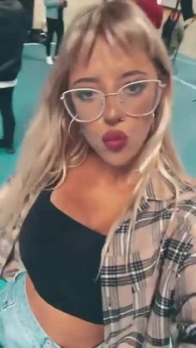 Hermoso como apreta ese par de tetas