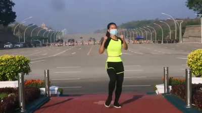 Myanmar'da yaşanan darbenin ilk anlarını aerobik yaparken kaydeden beden eğitimi &ouml;ğretmeni.