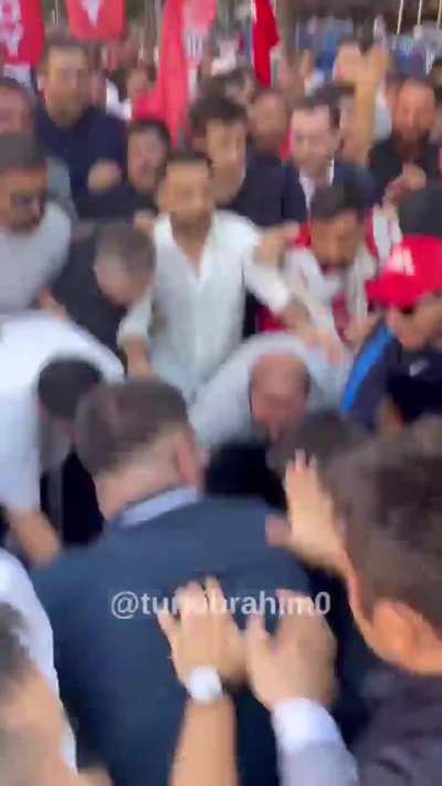 CHP'nin Tandoğan Mitingine Yapılan M&uuml;dahalede Bir Polis Yere Yatırıldı. G&ouml;zaltı var.