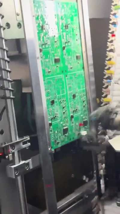 AJA la fabrication de PCB (Printed Circuit Board) : Assemblage automatis&eacute; de circuits imprim&eacute;s.