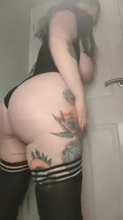 I just want a bf who likes curvy tattooed girls 😞