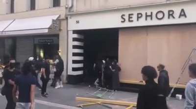 France is Looking Like A 3rd World Country Right Now. They Are Now Looting A Sephora &eth;&uml;&eth;&uml;&eth;&uml;