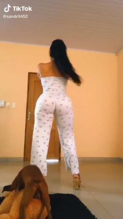 Nice booty but look at the dog🤣🤣