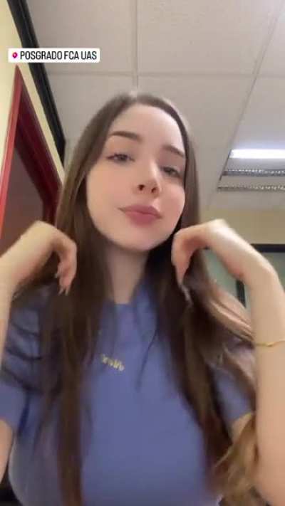 Qu&eacute; prefieres&hellip; que t&uacute; le chupes las chichotas o que ella te chupe la vergota?😳🔥