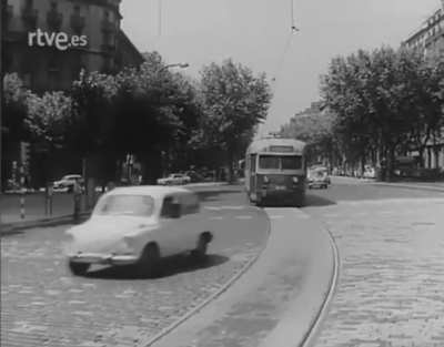 En 1971 los antiguos tranv&iacute;as desaparecen de las calles de Barcelona, ​​despu&eacute;s de casi un siglo circulando. La primera l&iacute;nea, entre la Boqueria y Gr&agrave;cia, se hab&iacute;a inaugurado en 1872. 🎥 NO-DO