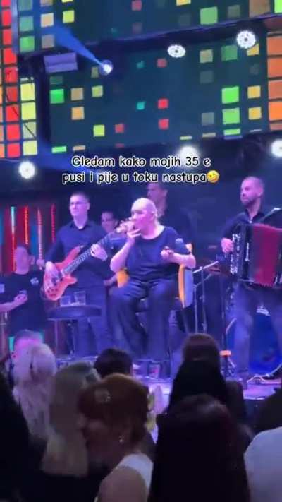 Lepa Brena na koncertima salto pravi, a Vesna Zmijanac dođe sedi, peva, pije i zapali