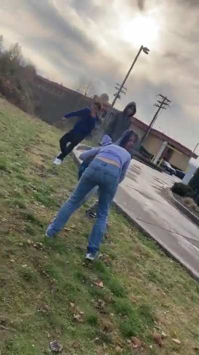 random girls fight in mcdonald&rsquo;s drive thru