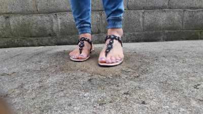Flat thong sandals crush snails 