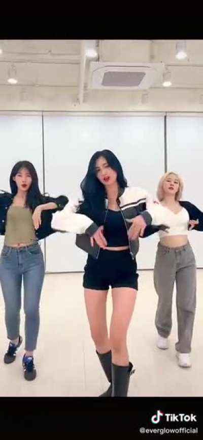 221008 Everglow&rsquo;s Sihyeon, Mia, &amp;amp; Aisha #ShutDownChallenge
