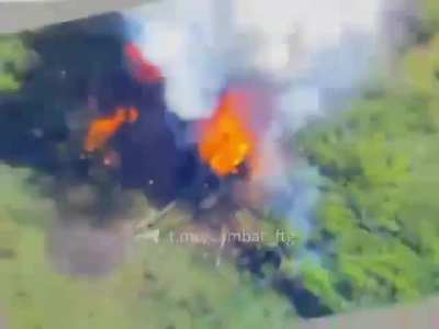 The instant cook off of a russian 2C19 "Msta-S" self propelled howitzer after an encounter with an fpv drone 