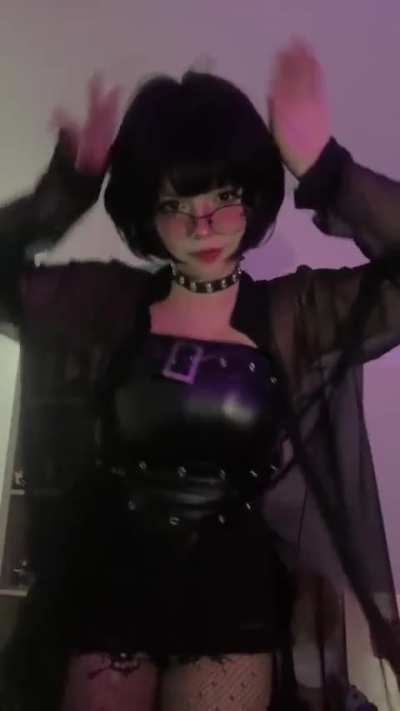 Se est&aacute; poniendo bien gorda la tetona rica