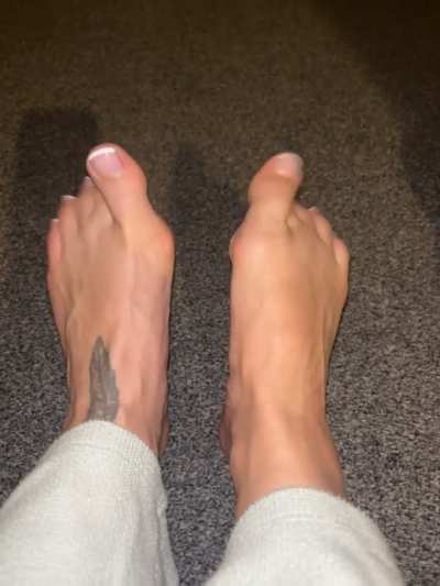 Achey and smelly feet after a 10 hour shift who&rsquo;s gonna rub and worship my feet?