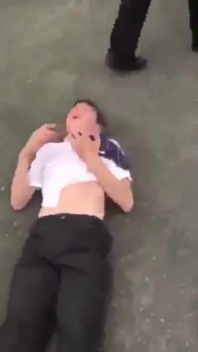 Siyah çocuğun takım arkadaşları sonradan yardım ediyor