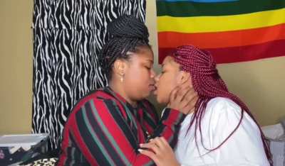 Red tongue kissing 
