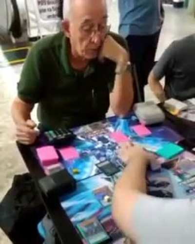 Veio botando pra fuder com o baralho do neto