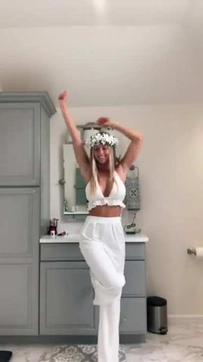 That white top🤤
