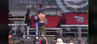 Travis Scott Yells/Kicks Cameraman off stage