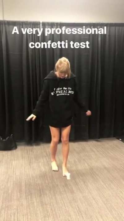 Uncropped version showing Taylor&rsquo;s sexy feet